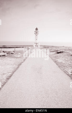 Phare du Cap de Barbaria, Formentera ; Îles Baléares ; Espagne en noir et blanc, Sépia Banque D'Images