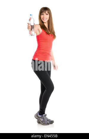 Jeune femme de race blanche slim vertige bouteille de l'eau douce. Fitness petite fille isolée sur fond blanc Banque D'Images