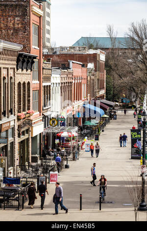 Place du marché attire les foules pour le déjeuner par beau temps, Knoxville, Tennessee, États-Unis Banque D'Images