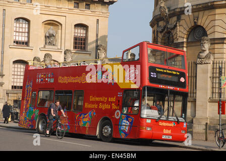 Ouvrir l'université en tête et sites historiques Tour Bus, Oxford, Angleterre Banque D'Images