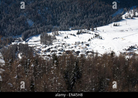 Colfosco dans la vallée entre Selva et hiver Italie Dolomites Corvara Banque D'Images