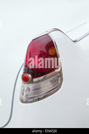 Un détail de l'arrière d'un livre blanc 1956 Cadillac Coupe de Ville. Banque D'Images