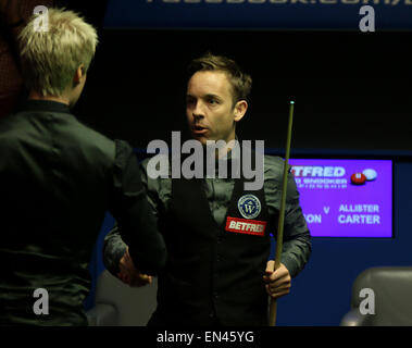 Sheffield, Royaume-Uni. 23 Juin, 2014. Neil Robertson (Aus) en action contre (Fra) au 2ème tour du Betfred World Snooker Championship. © Michael Cullen/ZUMA/Alamy Fil Live News Banque D'Images