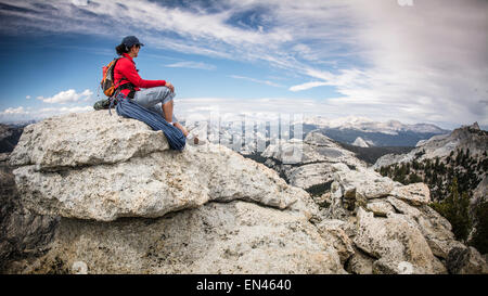 Rock climber sur pic Tenaya Tuolumne Meadows,, Yosemite National Park, California USA Banque D'Images