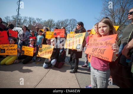 Les parents et leurs enfants rassemblement contre les tests de base commun et exhortons les autres parents d'opt-out, à Prospect Park à Brooklyn à New York le mardi, Avril 21, 2015. Les tests de compétence fédérale soulèvent l'ire de beaucoup de parents pour diverses raisons, y compris de gaspiller le temps passé en classe et le mouvement de lier la performance des enseignants aux résultats du test. Près de 175 000 étudiants ont opté-out dans l'État de New York selon les tests anti-défenseurs. (© Richard B. Levine) Banque D'Images