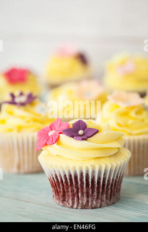 Cupcakes jaune sur une planche en bois Banque D'Images