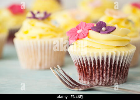 Cupcakes jaune sur une planche en bois Banque D'Images