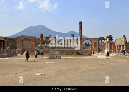 Forum et Temple de Jupiter avec le Vésuve en distance, Pompéi, Italie. Banque D'Images