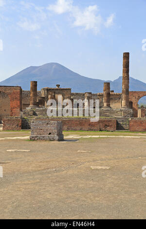 Forum et Temple de Jupiter avec le Vésuve en distance, Pompéi, Italie. Banque D'Images