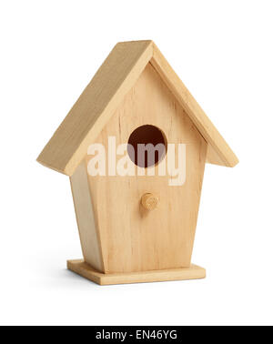 Maison d'oiseau en bois simple avec baret isolé sur fond blanc. Banque D'Images