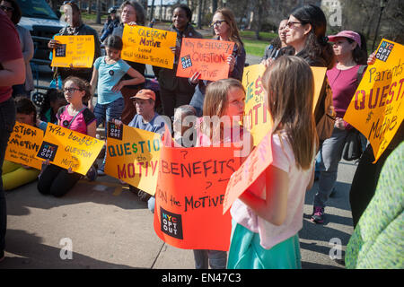 Les parents et leurs enfants rassemblement contre les tests de base commun et exhortons les autres parents d'opt-out, à Prospect Park à Brooklyn à New York le mardi, Avril 21, 2015. Les tests de compétence fédérale soulèvent l'ire de beaucoup de parents pour diverses raisons, y compris de gaspiller le temps passé en classe et le mouvement de lier la performance des enseignants aux résultats du test. Près de 175 000 étudiants ont opté-out dans l'État de New York selon les tests anti-défenseurs. (© Richard B. Levine) Banque D'Images