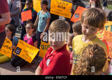 Les parents et leurs enfants rassemblement contre les tests de base commun et exhortons les autres parents d'opt-out, à Prospect Park à Brooklyn à New York le mardi, Avril 21, 2015. Les tests de compétence fédérale soulèvent l'ire de beaucoup de parents pour diverses raisons, y compris de gaspiller le temps passé en classe et le mouvement de lier la performance des enseignants aux résultats du test. Près de 175 000 étudiants ont opté-out dans l'État de New York selon les tests anti-défenseurs. (© Richard B. Levine) Banque D'Images