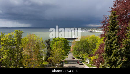 La vue à travers un quartier bordé d'arbres sur un souffle de tempête dans plus de Bellingham Bay Banque D'Images