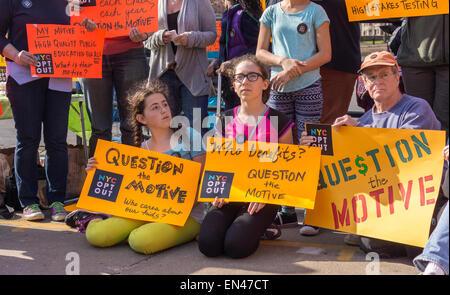 Les parents et leurs enfants rassemblement contre les tests de base commun et exhortons les autres parents d'opt-out, à Prospect Park à Brooklyn à New York le mardi, Avril 21, 2015. Les tests de compétence fédérale soulèvent l'ire de beaucoup de parents pour diverses raisons, y compris de gaspiller le temps passé en classe et le mouvement de lier la performance des enseignants aux résultats du test. Près de 175 000 étudiants ont opté-out dans l'État de New York selon les tests anti-défenseurs. (© Richard B. Levine) Banque D'Images