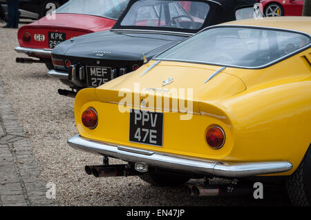 Ferrari 275 GTB en jaune et 275 GTS en noir à la Ferrari Owners Club Rally à Blenheim Palace, Woodstock, Oxfordshire Banque D'Images