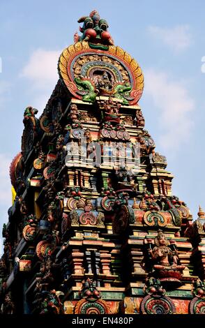 Bangkok, Thaïlande : Gopuram tour d'entrée couverte de figures sculptées et des divinités au Sri Maha Mariamman temple Hindou Banque D'Images