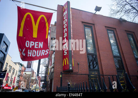 Un restaurant McDonald's à New York le mardi, Avril 21, 2015. McDonald's Corp. ont signalé une baisse de 11 pour cent du revenu du premier trimestre avec les ventes des magasins comparables passant de 2,3 pour cent. Scandales alimentaires en Chine et l'augmentation de la concurrence aux États-Unis sont cités. (© Richard B. Levine) Banque D'Images