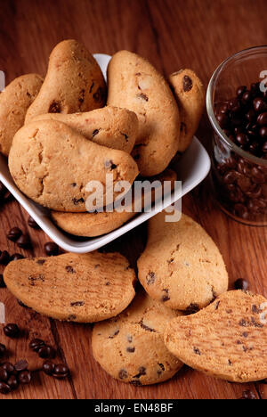 Cookies aux pépites de chocolat sur la table en bois Banque D'Images