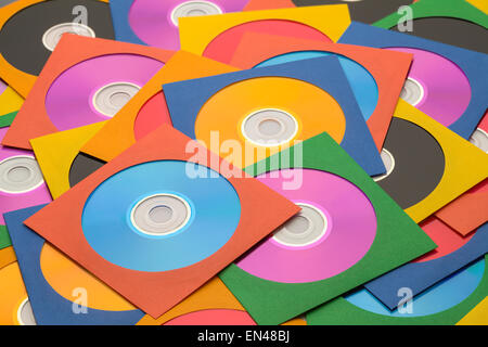 De nombreux disques dans les cas dans une grande pile malpropre. Banque D'Images