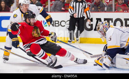 Chicago, Illinois, USA. Apr 21, 2015. Chicago, Illinois, États-Unis - Blackhawk # 23 Kris Versteeg tente un tir sur le Gardien prédateur # 35 Pekka Rinne au cours de la Ligue nationale de hockey des séries éliminatoires entre les Blackhawks de Chicago et les Predators de Nashville au United Center de Chicago, IL. © csm/Alamy Live News Banque D'Images