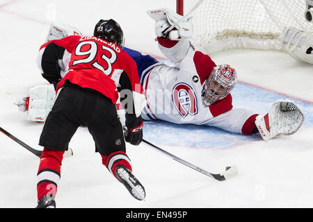 Apr 26, 2015 : gardien des Canadiens de Montréal Carey Price # 31 fait une plongée enregistrer sur Mika Zibanejad centre des Sénateurs d'Ottawa # 93 durant le sixième match de la première phase de l'éliminatoire de la Coupe Stanley 2015 entre les Canadiens de Montréal et les Sénateurs d'Ottawa au Centre Canadian Tire à Ottawa, Ontario, Canada. Le Canadien de Montréal a battu les Sénateurs d'Ottawa 2-0 et gagne la série 4-2. Banque D'Images