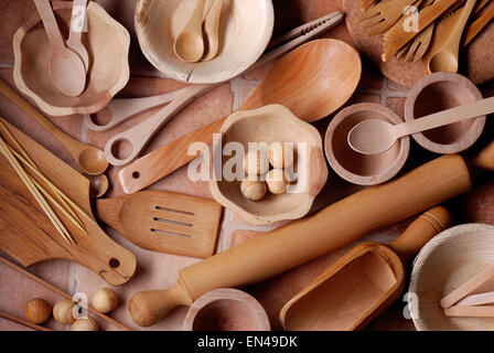 Des tas d'ustensiles de cuisine en bois photographié d'au-dessus Banque D'Images