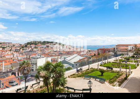 Les toits de Lisbonne de Sao Pedro de Alcantara opinion - Miradouro au Portugal Banque D'Images