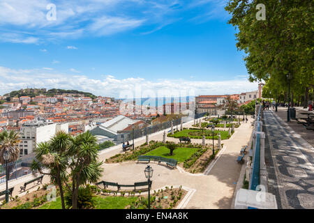 Les toits de Lisbonne de Sao Pedro de Alcantara opinion - Miradouro au Portugal Banque D'Images