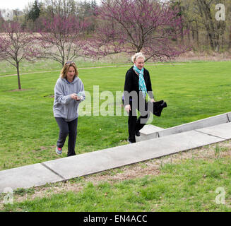 Deux femmes à monter un escalier extérieur à parler et à l'aide téléphone portable. Banque D'Images