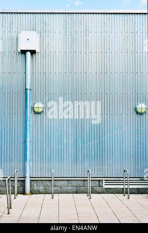 Un mur de métal ondulé sur un bâtiment industriel Banque D'Images