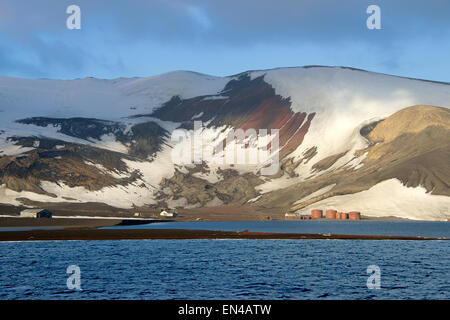 La baie des baleiniers et l'ancienne station baleinière Deception Island Îles Shetland du Sud Antarctique Banque D'Images