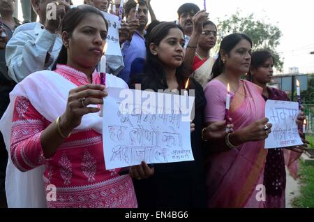 Allahabad, Inde. Apr 27, 2015. Les gens rendent hommage au Népal et en Inde victimes du séisme à Allahabad. Un 6.7-magnitude aftershock a frappé l'Inde et le Népal le dimanche, les bâtiments d'agitation à New Delhi et de déclenchement des avalanches de plus dans l'Himalaya, qui le samedi ont été secoué par un séisme de 7,8. Credit : Prabhat Kumar Verma/Pacific Press/Alamy Live News Banque D'Images