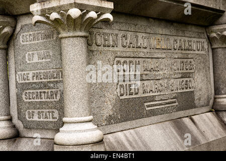 La pierre tombale de l'ancien Vice-président et John C. Calhoun plus dans le cimetière de l'Église épiscopale Saint Philips le long de la rue de l'Église dans la ville historique de Charleston, SC. Banque D'Images