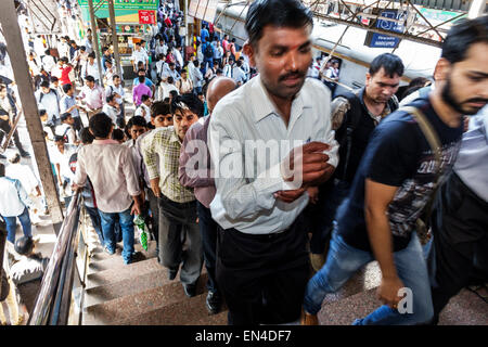Mumbai Inde,Asian Andheri Railway Station,Western Line,train,homme hommes,navetteurs,motards,plate-forme,passagers motards,India150226015 Banque D'Images