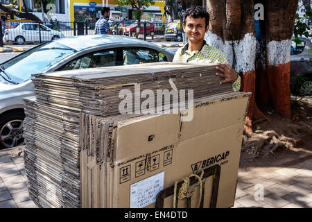 Mumbai Inde,Churchgate,Veer Nariman Road,homme hommes,boîtes en carton aplaties,chariot,India150226064 Banque D'Images