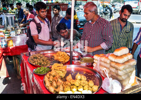 Mumbai Inde,fort Mumbai,Veer Nariman Road,Street foodstall,stalles,stand,stands,stands,vendeurs,marchand,marché,marché,homme hommes,vente,India1502 Banque D'Images