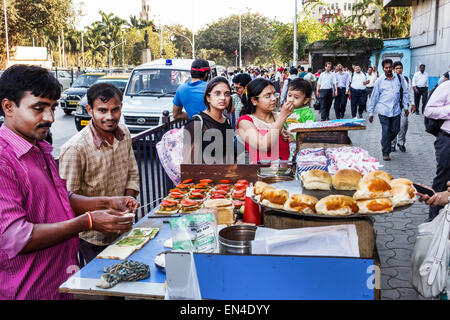 Mumbai Inde,Karmaveer Bhaurao Patil Marg,Road,Road,Street foodstall,stalles,stand,stands,stands,vendeurs,marchands,marché,marché,homme hommes,femme Banque D'Images