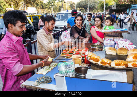 Mumbai Inde,Karmaveer Bhaurao Patil Marg,Road,Road,Street foodstall,stalles,stand,stands,stands,vendeurs,marchands,marché,marché,homme hommes,femme Banque D'Images