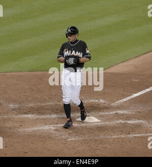 Miami, Floride, USA. Apr 25, 2015. Ichiro Suzuki (MLB) Marlins : Ichiro Suzuki du Miami Marlins marque son 1968th exécuter et établit le record du plus grand nombre de points marqués par un joueur japonais né dans la huitième manche de la Ligue Majeure de Baseball pendant la partie contre les Nationals de Washington au Parc des Marlins de Miami, Floride, États-Unis . © AFLO/Alamy Live News Banque D'Images