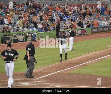 Miami, Floride, USA. Apr 25, 2015. Ichiro Suzuki (MLB) Marlins : Ichiro Suzuki du Miami Marlins marque son 1968th exécuter et établit le record du plus grand nombre de points marqués par un joueur japonais né dans la huitième manche de la Ligue Majeure de Baseball pendant la partie contre les Nationals de Washington au Parc des Marlins de Miami, Floride, États-Unis . © AFLO/Alamy Live News Banque D'Images