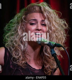 Bala Cynwyd, Pennsylvania, USA. 27 avril, 2015. American Singer-Songwriter Kelly Tori effectue à Q102's Performance Theatre le 27 avril 2015 à Bala Cynwyd, Pennsylvania, United States. Crédit : Paul Froggatt/Alamy Live News Banque D'Images