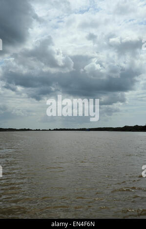 Le KwaZulu-Natal, Afrique du Sud, les nuages de tempête spectaculaire mise en place au-dessus de l'eau, St Lucia estuary, iSimangoliso, site du patrimoine mondial, le paysage, la météo Banque D'Images