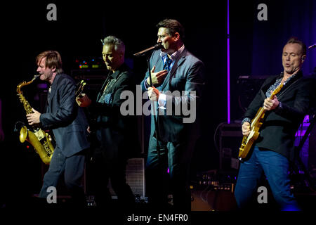 Toronto, Ontario, Canada. Apr 27, 2015. Groupe de new wave britannique Spandau Ballet effectué dans la ville historique de Massey Hall à Toronto. Membres du groupe : TONY HADLEY, GARY KEMP, STEVE NORMAN, JOHN KEEBLE, MARTIN KEMP/Vidyashev Crédit : Igor Fil ZUMA/Alamy Live News Banque D'Images