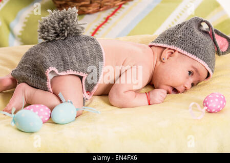 Naissance bebe Fille en crochet costume de lapin avec oeufs de Pâques Banque D'Images