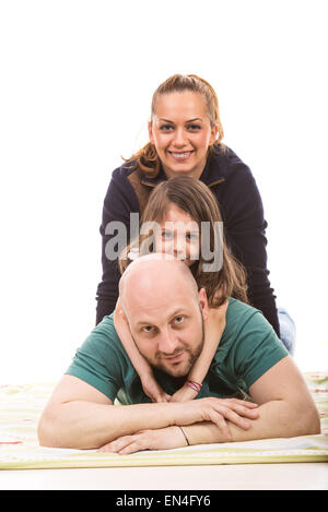 Famille heureuse sur le dessus les uns les autres contre fond blanc Banque D'Images