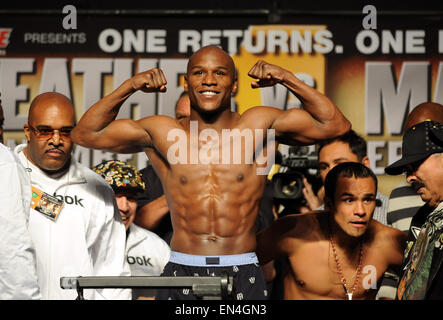 Las Vegas, Nevada, USA. Les deux se battront à la MGM le 19 septembre. 18 Sep, 2009. (L-R), Floyd Mayweather Jr (USA), Juan Manuel Marquez (MEX) : Boxe Floyd Mayweather, Jr., de l'United States pose pendant la pesée officielle dans au MGM Grand Garden Arena le 18 septembre 2009 à Las Vegas, Nevada, USA. Les deux se battront à la MGM le 19 septembre . © Naoki Fukuda/AFLO/Alamy Live News Banque D'Images