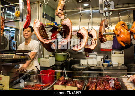 Marché traditionnel de Hong Kong Chine butcher vente de viande fraîche de boeuf porc duck bar-b-que l'échelle d'affichage pendaison cintres stand de vente Banque D'Images