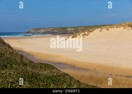 La plage de la baie de Holywell côte nord des Cornouailles Angleterre Royaume-uni près de Newquay et Crantock en ressort avec ciel bleu Banque D'Images