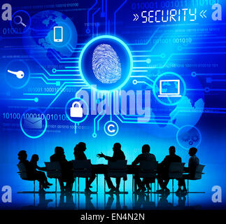 Groupe de personnes d'avoir une discussion sur la sécurité du réseau mondial Banque D'Images