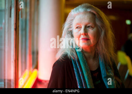 L'actrice et chanteuse allemande Hanna Schygulla arrive pour la première du documentaire 'Fassbinder' au Volksbuehne à Berlin, Allemagne, 27 avril 2015. Le nouveau film de primé Grimme directeur Annekatrin Hendel allemand va suivre la vie de cinéaste allemand Rainer Werner Fassbinder, qui aurait fêté son 70e anniversaire le 31 mai. Photo : Gregor Fischer/dpa Banque D'Images